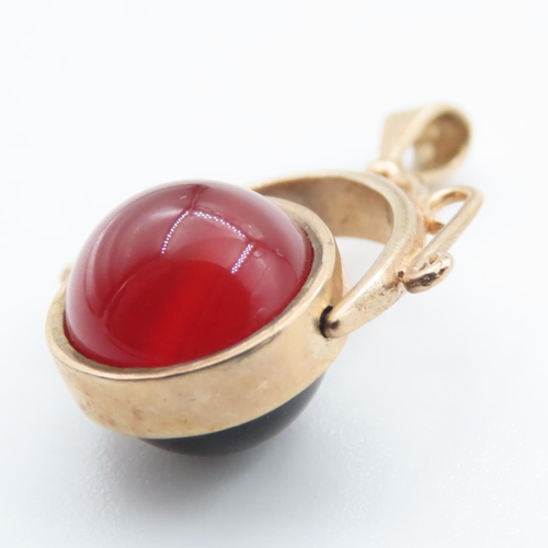 1048 - Carnelian and Black Onyx Set 9 Carat Yellow Gold Fob Pendant 2cm High As New Unworn