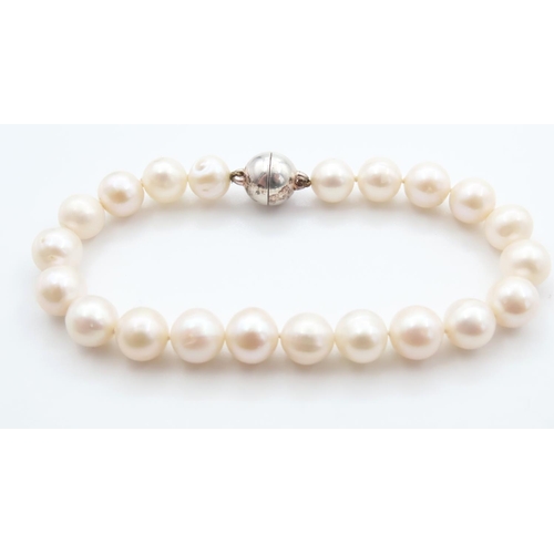 1089 - Ladies Pearl Bracelet with Silver Clasp 20cm Long