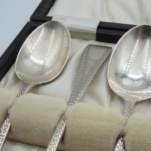 1583 - Set of Six Silver Tea Spoons in Presentation Case Each 13cm Long