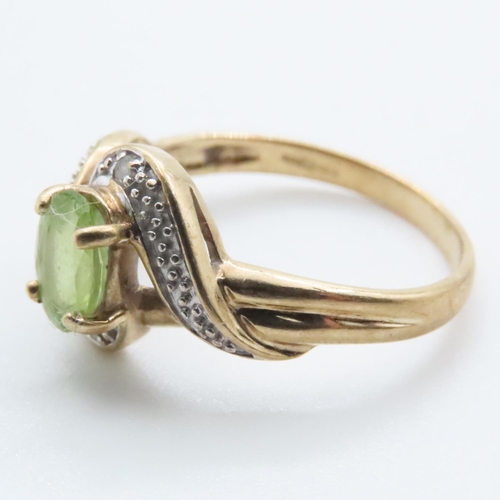 1637 - Peridot and Diamond Ring Set in 9 Carat Yellow Gold Ring Size O