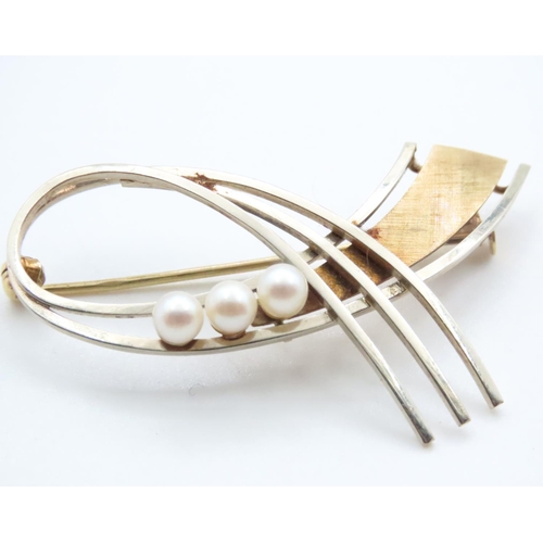 1711 - Three Pearl Set 14 Carat Yellow Gold Ladies Brooch 5cm Wide