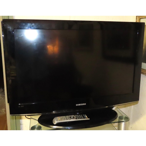 70 - Samsung Flat Screen Television with Remote Control Full Size