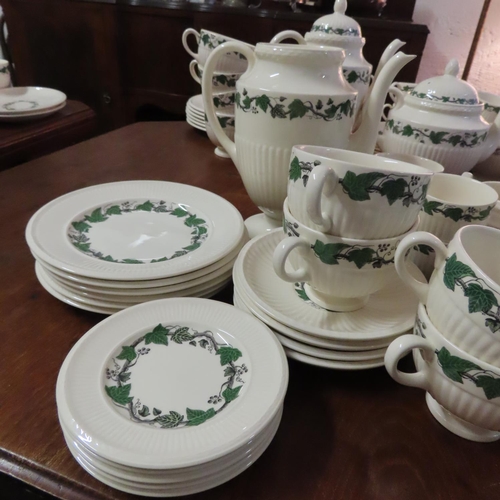 83 - Collection Wedgewood Stratford Pattern Tea Service Tableware Quantity as Photographed