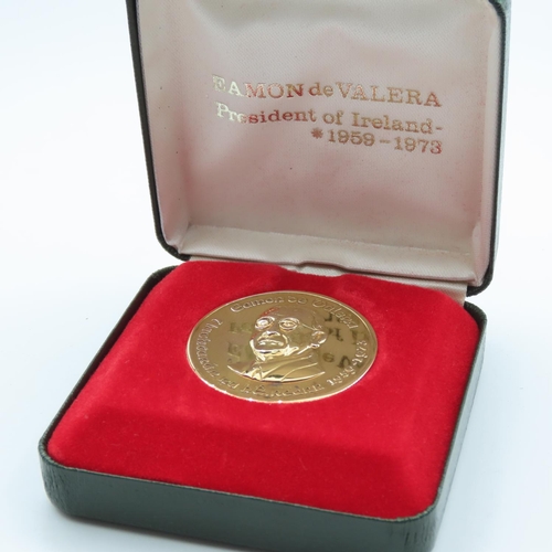 554 - Eamon De Valera Uachtaran Na hEireann 1959-1973 31.25g Cased 9 Carat Gold Commemorative Medal. Obver... 