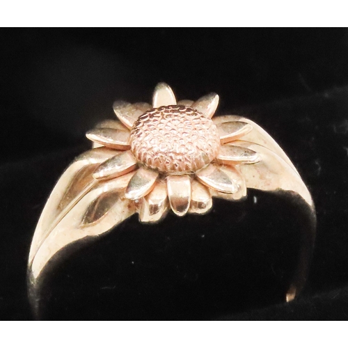 237 - 9 Carat Yellow Gold Daisy Motif Ring Size