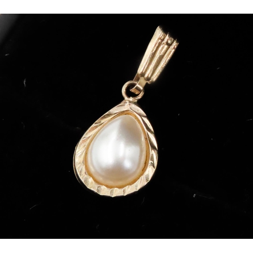 284 - Mabe Pearl Set 9 Carat Yellow Gold Tear Drop Pendant 2cm High