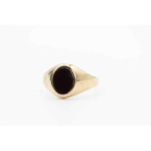 361 - Black Onyx Set Panel Ring Mounted in 9 Carat Yellow Gold O