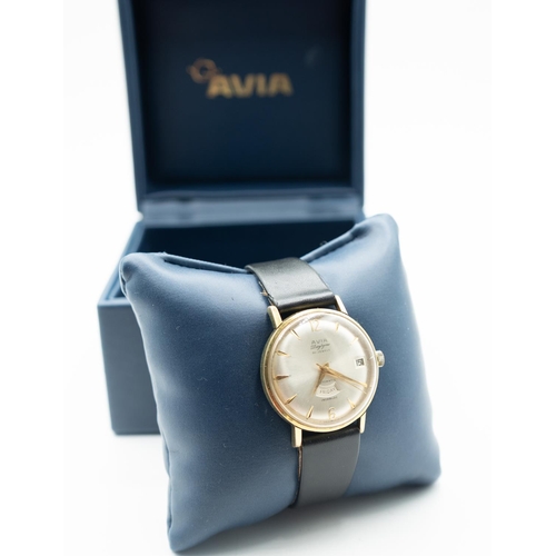 525 - Avia Daytyme Gentlemans Watch Day Date Apeture with Original Box Present