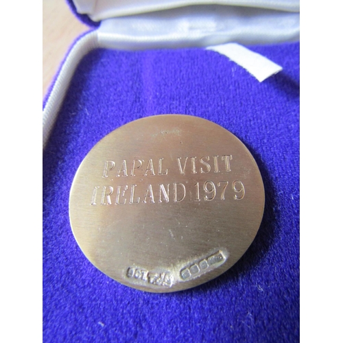 544 - Commemorative 9 Carat Gold Medallion The Visit of Pope John Paul II to Ireland September 29th - Octo... 