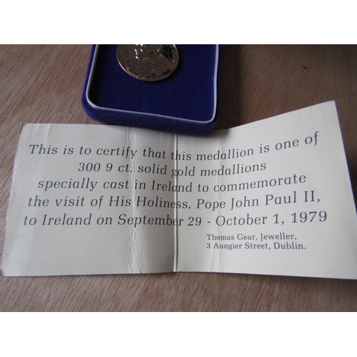 544 - Commemorative 9 Carat Gold Medallion The Visit of Pope John Paul II to Ireland September 29th - Octo... 