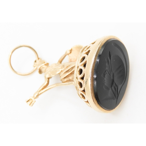 134 - Large 9 Carat Yellow Gold Britannia Onyx Set Seal Fob Attractively Detailed 3cm High