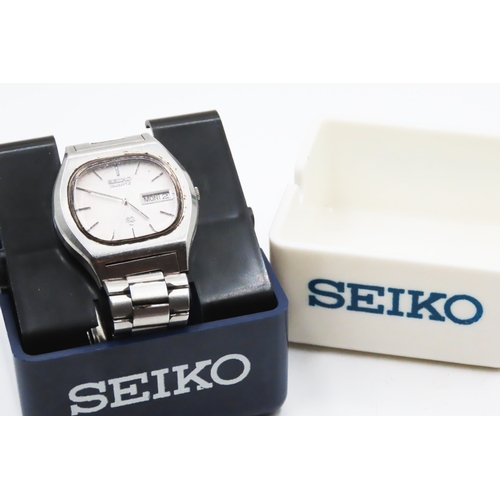 183 - Seiko Quartz Japan 7123 Stainless Steel Wristwatch Day Date Aperture