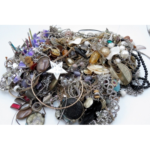 642 - Collection of Various Costume Jewellery Items Quantity as Photographed