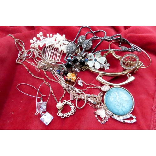 710 - Various Costume Jewellery Items Quantity as Photographed