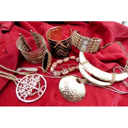 711 - Various Costume Jewellery Items Quantity as Photographed