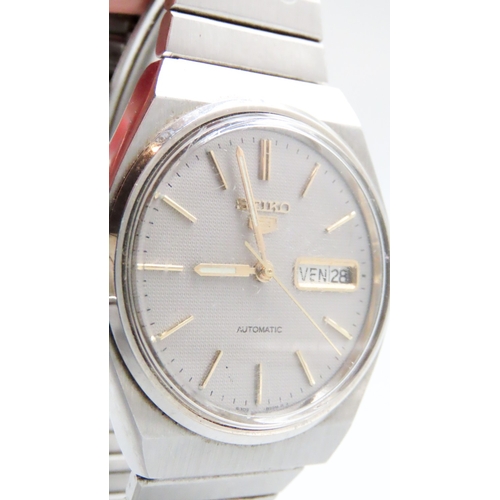 106 - Seiko 5 Silver Tone Automatic Gentleman's Wristwatch Date Aperture