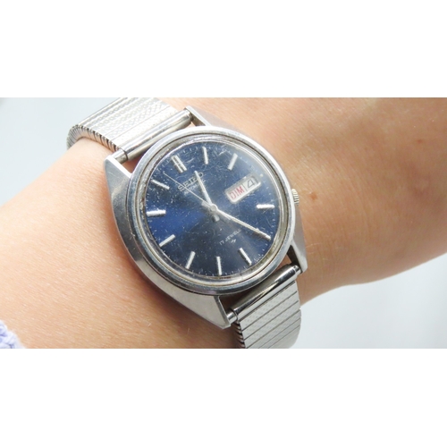 127 - Seiko Automatic 17 Jewels Silver Tone Gentleman's Wristwatch Navy Dial Date Aperture