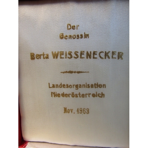 1269 - Bronze Presentation Medal Dated 1963 Contained Within Original Scarlet Leatherbound Presentation Cas... 