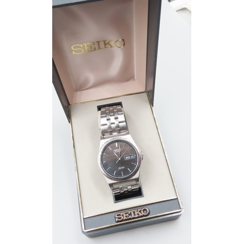 239 - Seiko Quartz Gentleman's Wristwatch SQ100 Day Date Aperture As New with Original Presentation Box