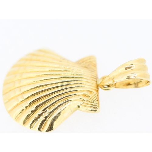 369 - 18 Carat Yellow Gold Shell Motif Pendant 1.5cm High