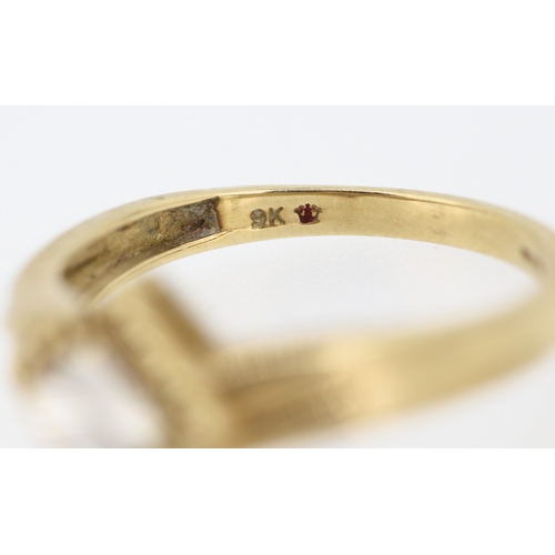 542 - Finely Detailed 9 Carat Yellow and White Gold Ring with Diamond Cut Incised Detailing Ring Size R