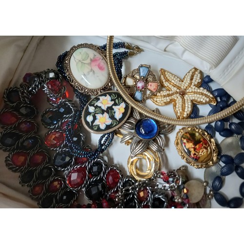 1040 - Various Costume Jewellery Vintage and Others Including Cufflinks, etc. Quantity as Photographed Incl... 