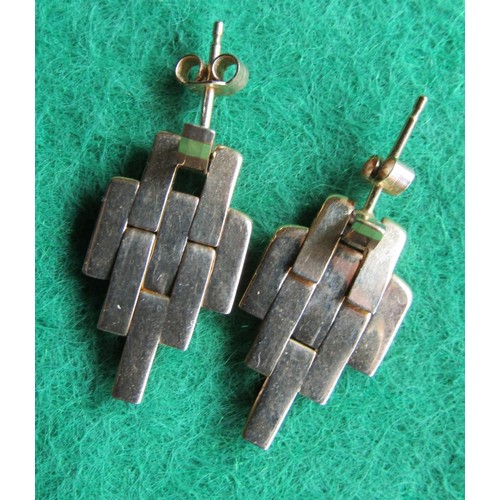 653 - Pair of 9 Carat Gold Articulated Link Form Earrings Each 2.3cm Drop