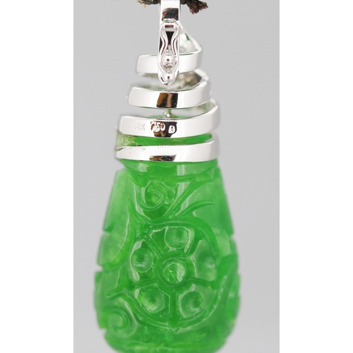 117 - Attractively Detailed 18 Carat White Gold Mounted Jade Fringe Form Removable Pendant Bead Necklace w... 