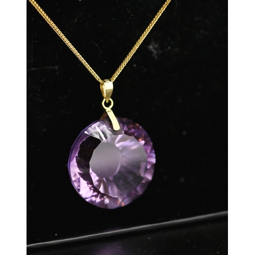 254 - Amethyst of 20 Carats Set as Pendant Mounted on 18 Carat Yellow Gold 1.7cm High Futher Set on 18 Car... 
