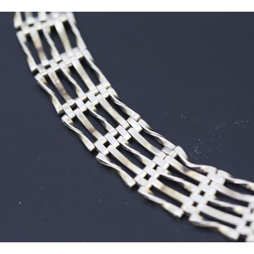 93 - Silver Gate Link Bracelet Heart Padlock Clasp 19cm Long