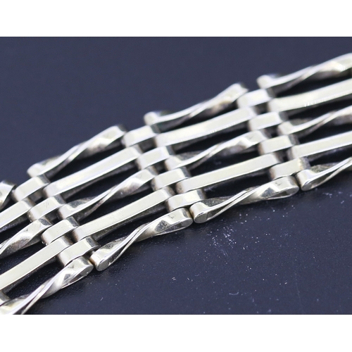 93 - Silver Gate Link Bracelet Heart Padlock Clasp 19cm Long