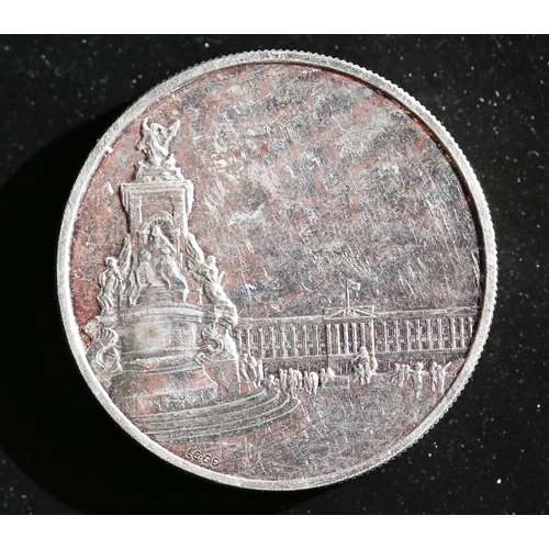 41 - 2 Ounce Fine Silver Commemorative 100 Pounds Coin Buckingham Palace Queen Elizabeth 2015