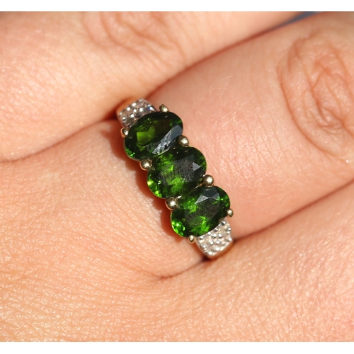 27 - Diopside Three Stone Set Ring with Diamond Clusters Set to Shoulders, Mounted in 9 Carat Yellow Gold... 
