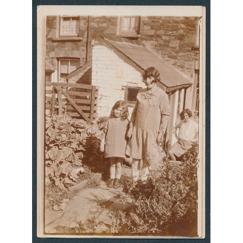 117 - Ephemera. Carte-de-visite. Coln. in 4 modern albums together with 2 small original albums, one with ... 