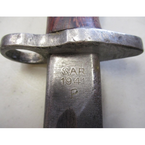 105 - 1941 South African Railways 1907 Pattern bayonet and leather scabbard, ricasso marked SAR/1941/P, po... 