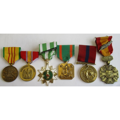 82 - World medals range with 1. U.S.A. Bronze Star un-named as issued, good extremely fine, in case of is... 