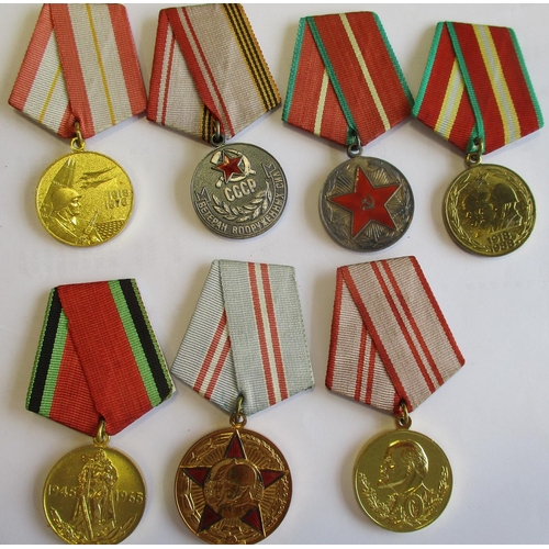 82 - World medals range with 1. U.S.A. Bronze Star un-named as issued, good extremely fine, in case of is... 