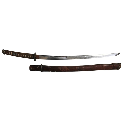 92 - WW2 era Japanese Army NCO's Type 98 Shin Gunto sword and leather scabbard, un-fullered blade, tsuba ... 