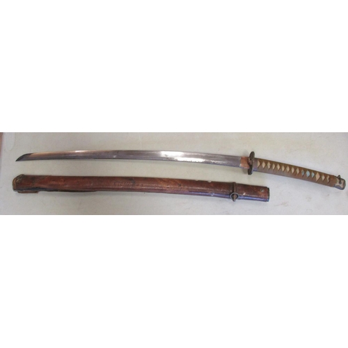 92 - WW2 era Japanese Army NCO's Type 98 Shin Gunto sword and leather scabbard, un-fullered blade, tsuba ... 