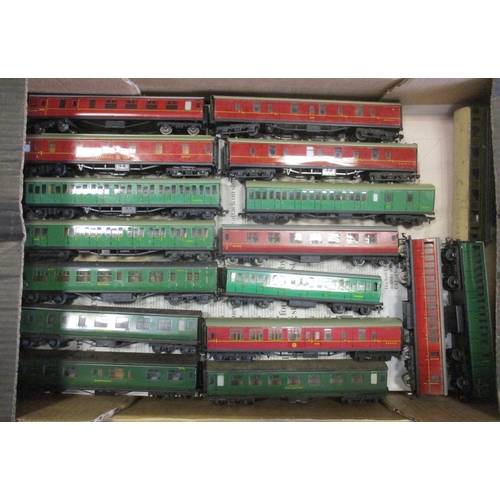 562 - Hornby Dublo. Unboxed collection of coaches (24) and wagons, generally good to good plus, would bene... 