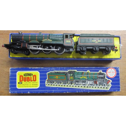 565 - Hornby Dublo. 3-rail BR green 5002 Ludlow Castle 4-6-0 locomotive and tender No. 3221, generally exc... 