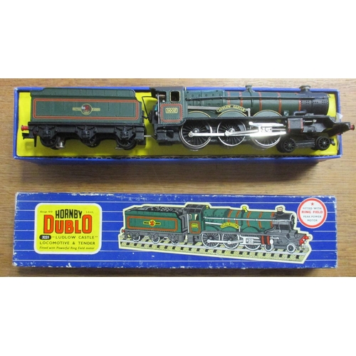 565 - Hornby Dublo. 3-rail BR green 5002 Ludlow Castle 4-6-0 locomotive and tender No. 3221, generally exc... 