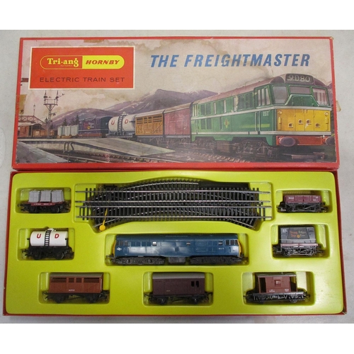 572 - Hornby. Collection with boxed The Frieghtmaster Set with BR blue D5572 diesel locomotive, goods wago... 