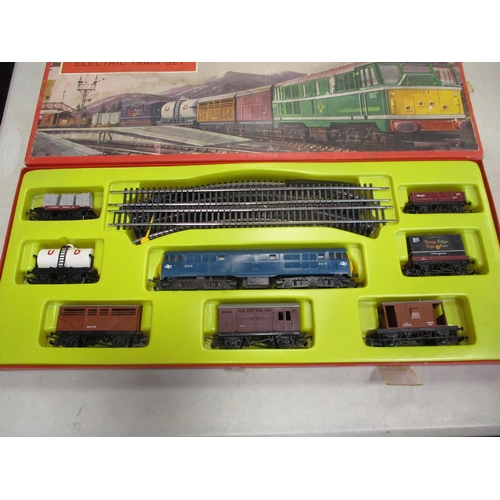 572 - Hornby. Collection with boxed The Frieghtmaster Set with BR blue D5572 diesel locomotive, goods wago... 