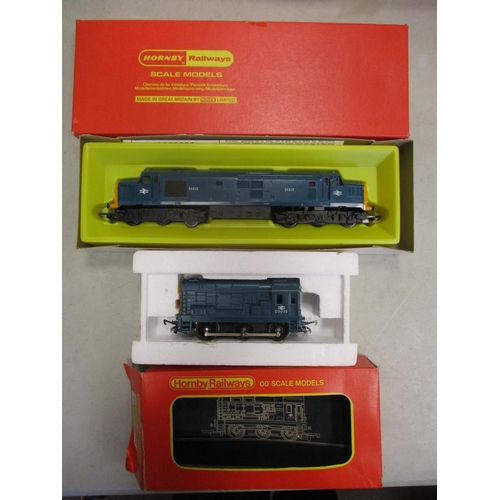 572 - Hornby. Collection with boxed The Frieghtmaster Set with BR blue D5572 diesel locomotive, goods wago... 