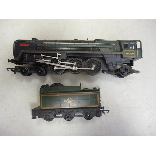 572 - Hornby. Collection with boxed The Frieghtmaster Set with BR blue D5572 diesel locomotive, goods wago... 