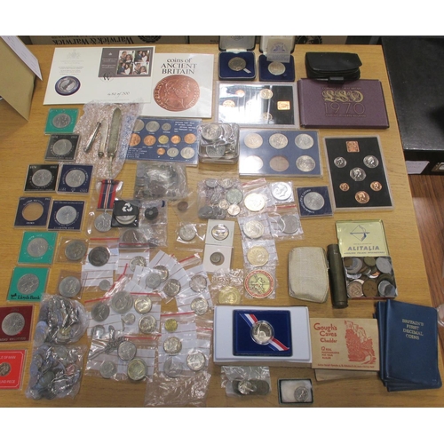 594 - Collection including silver proofs GB £5 2011 Royal Wedding, proof cased sets GB 1970, 1971 and 1978... 