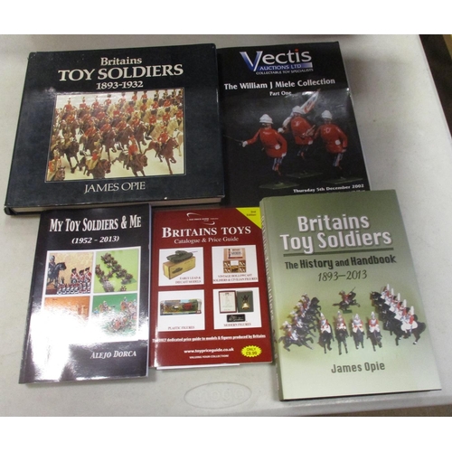 231 - Collection of mainly collecting toy soldiers books including Toy Soldiers 1973-Present by Schiffer, ... 