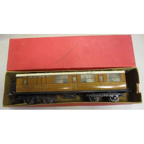 367 - Hornby. O Gauge LNER teak No 2 Corridor Coaches with 186 first/third (2) and 4204 brake/composite go... 