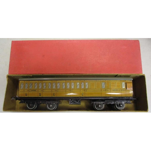 378 - Hornby. O Gauge LNER teak No 2 Passenger Coaches  10352 brake/third (2) excellent in good to good pl... 